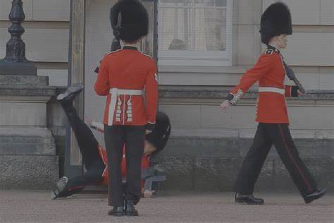 Un touriste filme la chute d'un garde royal à Buckingham Palace